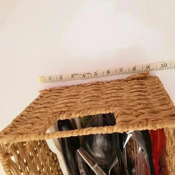 Wicker basket with serving utensils for Salads etc - Picture 2 of 3